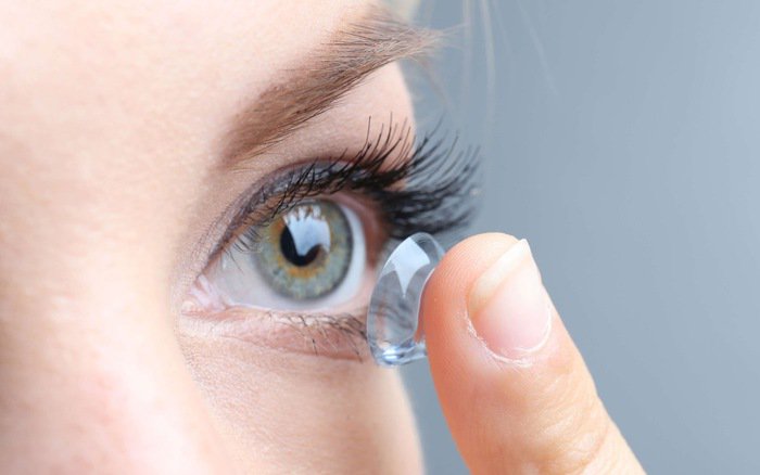 Kính áp tròng cải thiện đáng kể độ long lanh giúp đôi mắt to tròn hơn