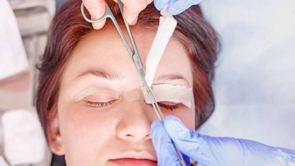 Chăm sóc sau cắt chỉ mí mắt từ những ngày đầu đảm bảo quá trình hồi phục nhanh chóng.